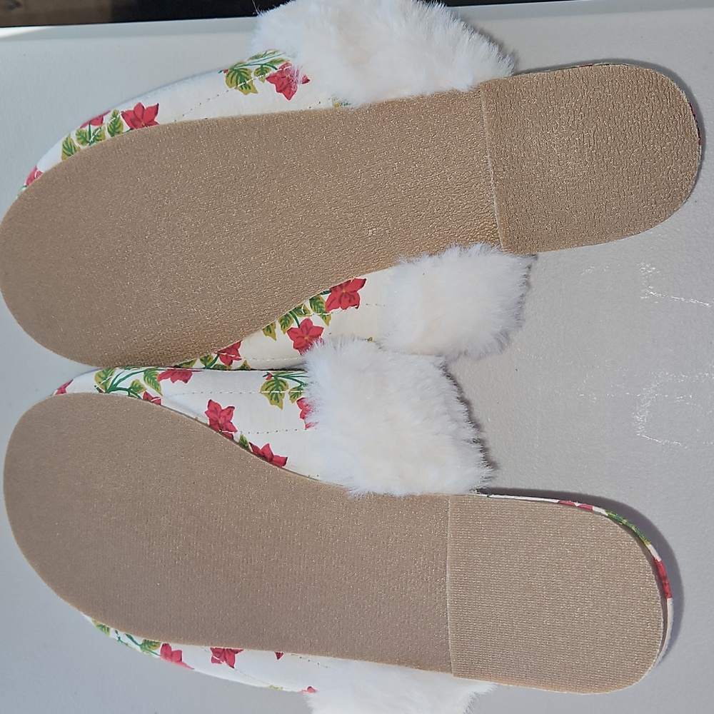 Print Fresh Never Been Worn Women's Slippers - White and Red And Green Size 10 - Picture 5 of 7